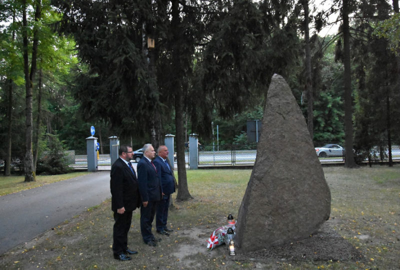 Zapalenie zniczy na grobach poległych w walce o niepodległość Ziemi Augustowskiej w latach 1918-1920