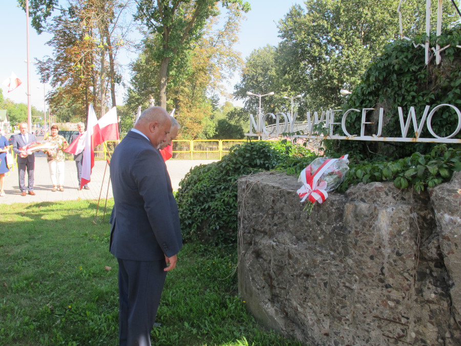 Złożenie kwiatów przez władze Powiatu pod pomnikiem „Nigdy więcej wojny” w Augustowie”