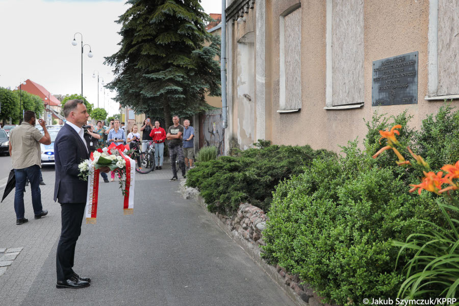 Prezydent Andrzej Duda oddaje cześć Polakom zamordowanym przez NKWD i UB pod „Domem Turka” w Augustowie