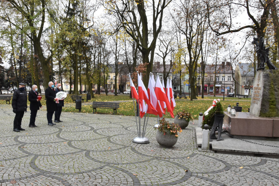 Delegacja Powiatu Augustowskiego składająca wiązankę kwiatów z okazji Święta Niepodległości na Rynku Zygmunta Augusta pod pomnikiem „Tym, którzy oddali swe życie za wolną i sprawiedliwą ojczyznę”