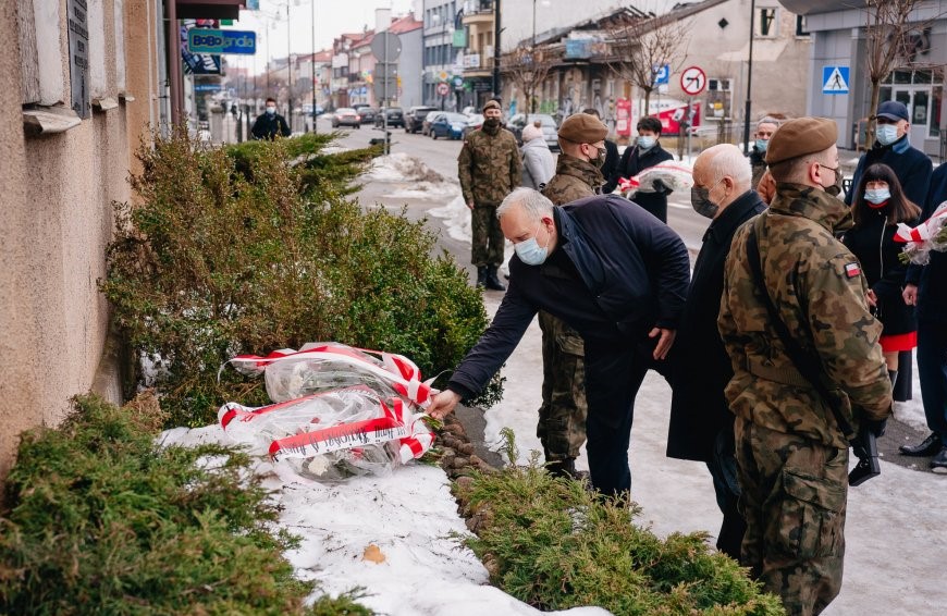 Starosta Augustowski-Jarosław Szlaszyński składa patriotyczną wiązankę kwiatów pod tablicą na „Domu Turka”