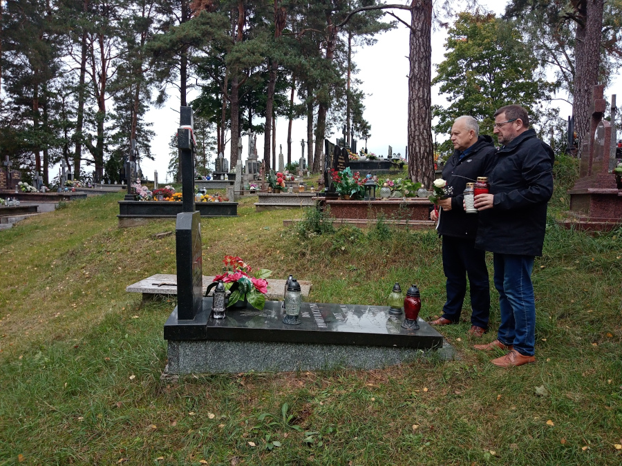 Jarosław Szlaszyński - Starosta Augustowski i Zbigniew Kaszlej - Prezes augustowskiego Koła Światowego Związku Żołnierzy Armii Krajowej, składają kwiaty na grobach