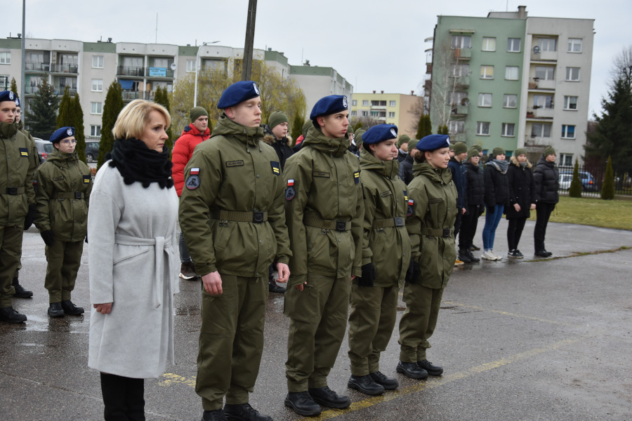 Pani Dyrektor ZSO Anna Sus-Cilulko oraz osoby wyróżnione z Oddziału Przygotowania Wojskowego podczas uroczystości w dniu 25 listopada 2021 r. na placu przy ZSO