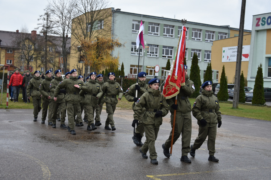 Defilada Oddziału Przygotowania Wojskowego podczas uroczystości w dniu 25 listopada 2021 r. na placu przy ZSO 