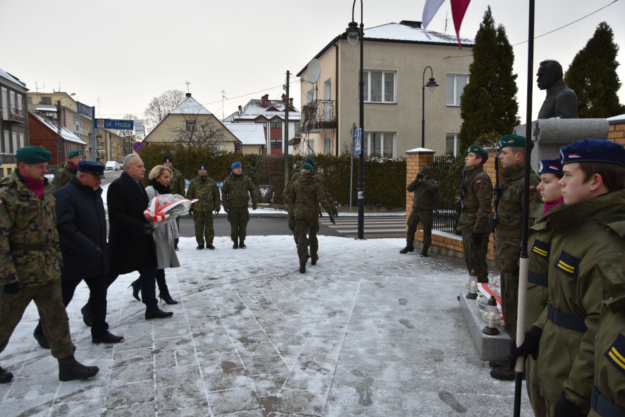 delegacja Powiatu Augustowskiego składająca wiązankę pod pomnikiem Marszałka Józefa Piłsudskiego
