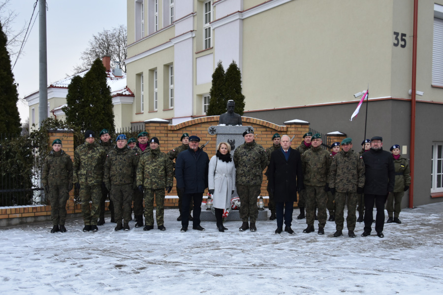 uczestnicy uroczystości 154. Rocznicy urodzin Marszałka Józefa Piłsudskiego pod pomnikiem usytuowanym na skrzyżowaniu ul. Hożej i ul. Młyńskiej w dniu 4 grudnia 2021 r