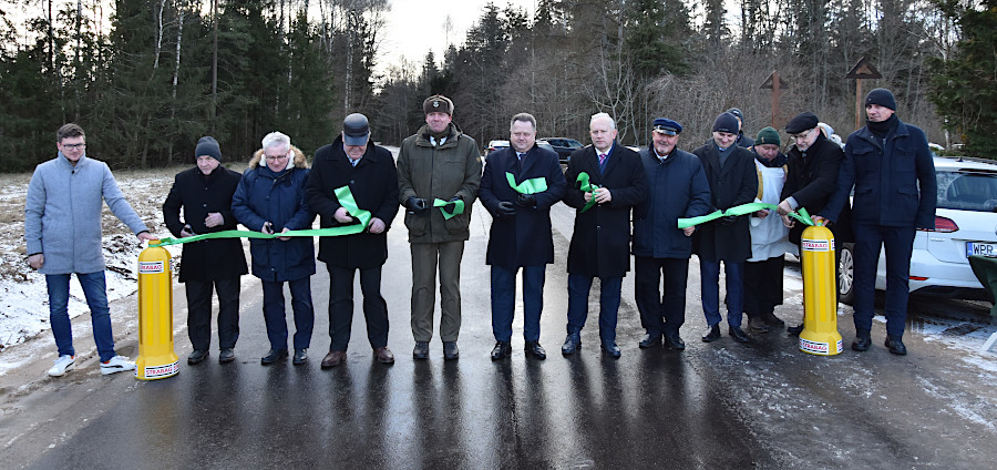 Uczestnicy uroczystego otwarcia rozbudowanej drogi Gruszki – Rubcowo – Skieblewo