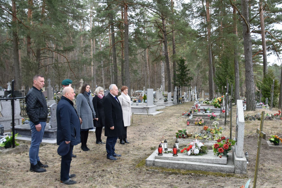 Złożenie kwiatów i zapalenie zniczy na grobie ojca Generała Urbanowicza