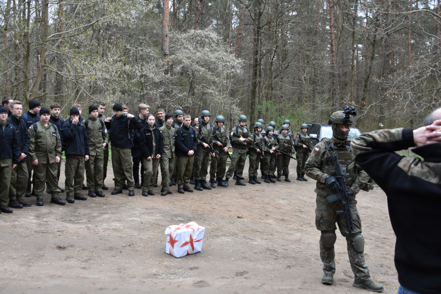 Ćwiczenia 12 batalionu lekkiej piechoty w Suwałkach oraz klas mundurowych z Zespołu Szkół Ogólnokształcących w Augustowie w ramach ćwiczeń obronnych w Powiecie Augustowskim