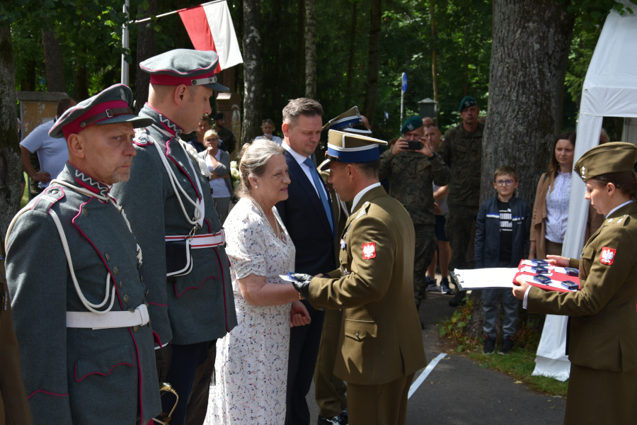 Dowódca Batalionu Czołgów ppłk M. Białobrzeski wręcza odznakę J. Parol – wnuczce gen. Z. Podhorskiego