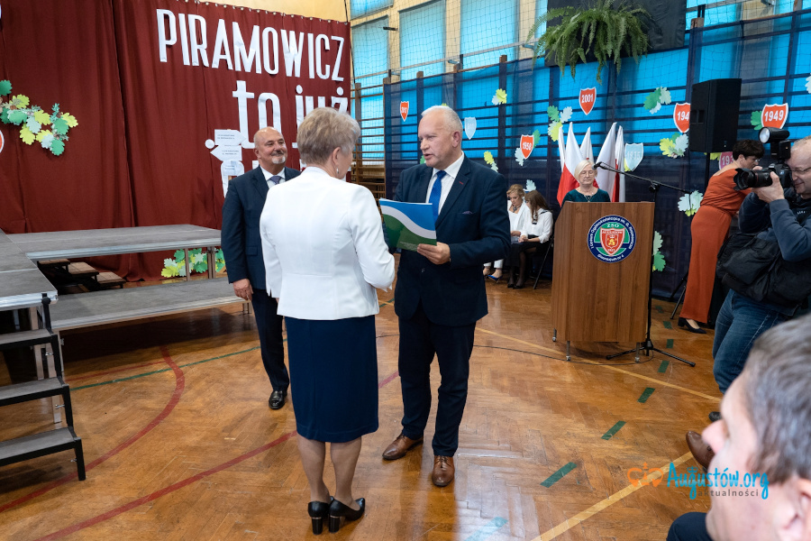 Starosta Jarosław Szlaszyński oraz Wicestarosta Dariusz Jan Szkiłądź wręczają nagrodę Pani Mirosławie Skorupie