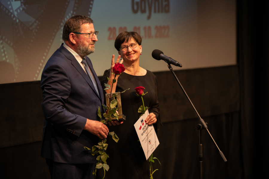 Państwo Danuta i Zbigniew Kaszlej podczas wręczenia nagrody „DRZWI DO WOLNOŚCI”, Fot. Festiwal Filmowy NNW