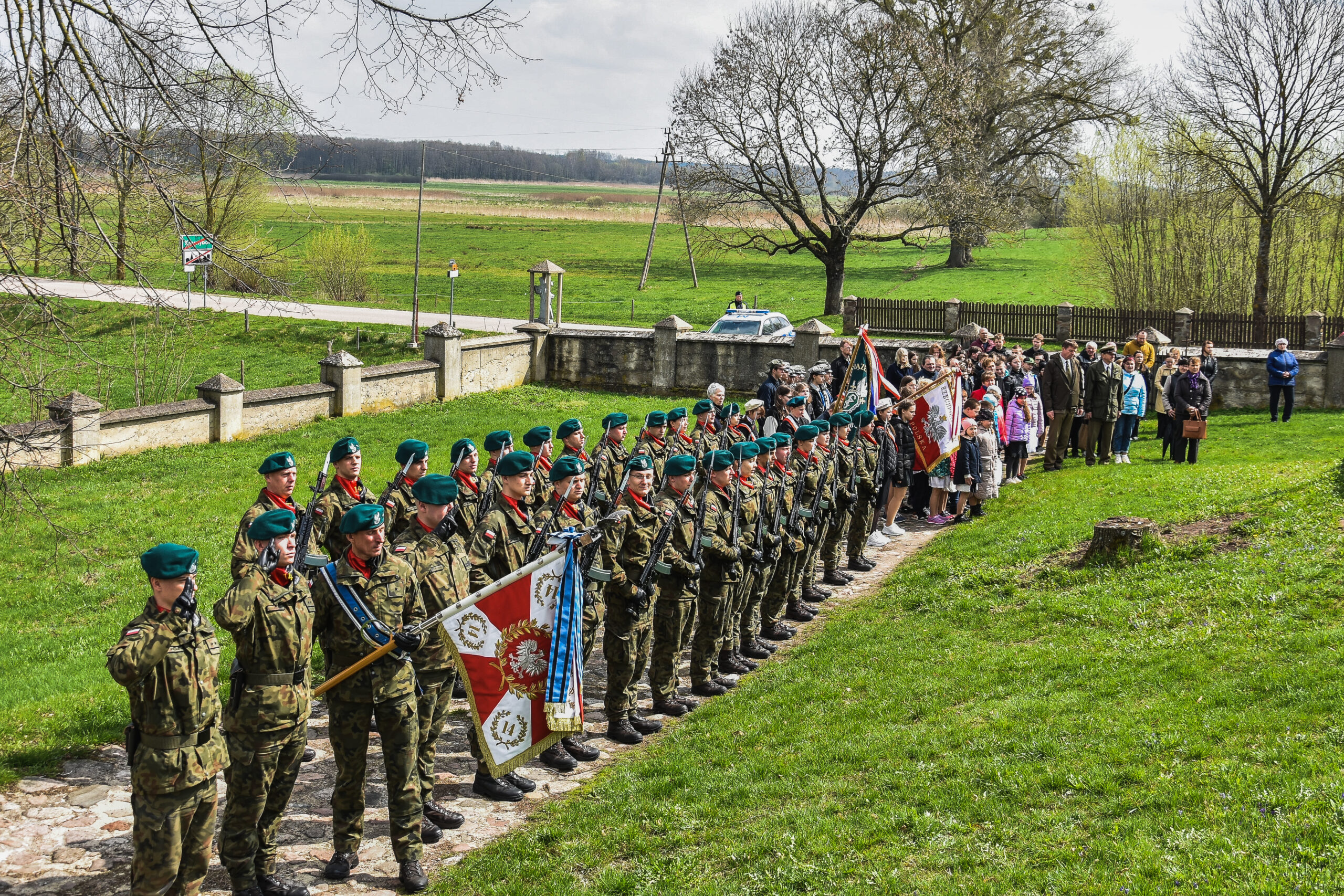 Uczestnicy uroczystości na cmentarzu w Krasnymborze, podczas obchodów 160. rocznicy pierwszej bitwy na Ziemi Augustowskiej Powstania Styczniowego