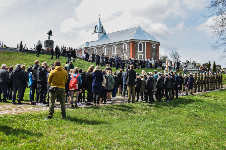 Uczestnicy uroczystości na cmentarzu w Krasnymborze w dniu 19 kwietnia 2023 r.
