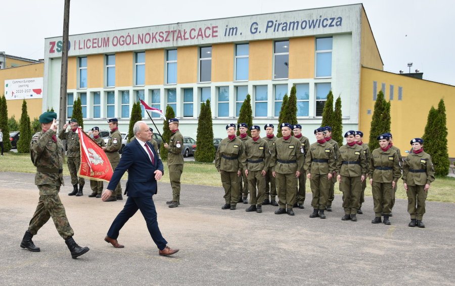 Zdjęcie przedstawia uroczystą zbiórkę Oddziału Przygotowania Wojskowego w dniu 15 maja 2023 r. podczas 102. rocznicy przybycia 1 Pułku Ułanów Krechowieckich do Augustowa