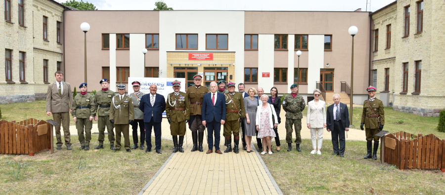 Uczestnicy 102. rocznicy przybycia 1 Pułku Ułanów Krechowieckich im. płk. B. Mościckiego do Augustowa pod budynkiem Hospicjum