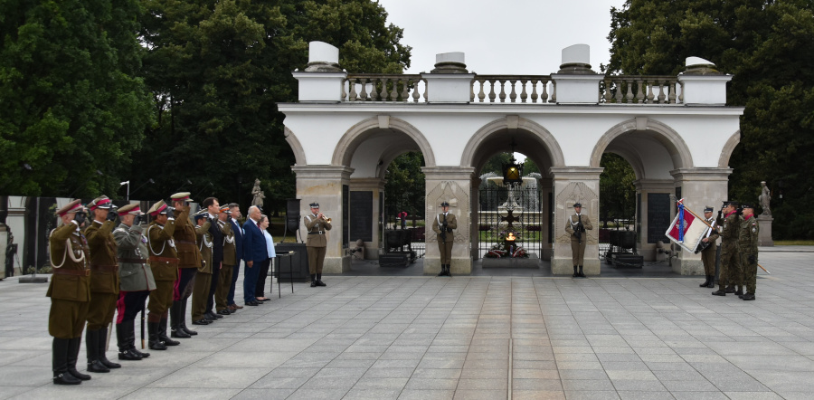Oddanie hołdu Ułanom Krechowieckim przy Grobie Nieznanego Żołnierza w Warszawie
