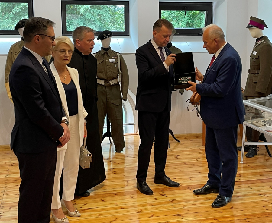 Starosta J. Szlaszyński otrzymuje pamiątkowy ryngraf od Ministra M. Błaszczaka w Izbie Pamięci 1 Pułku Ułanów Krechowieckich
