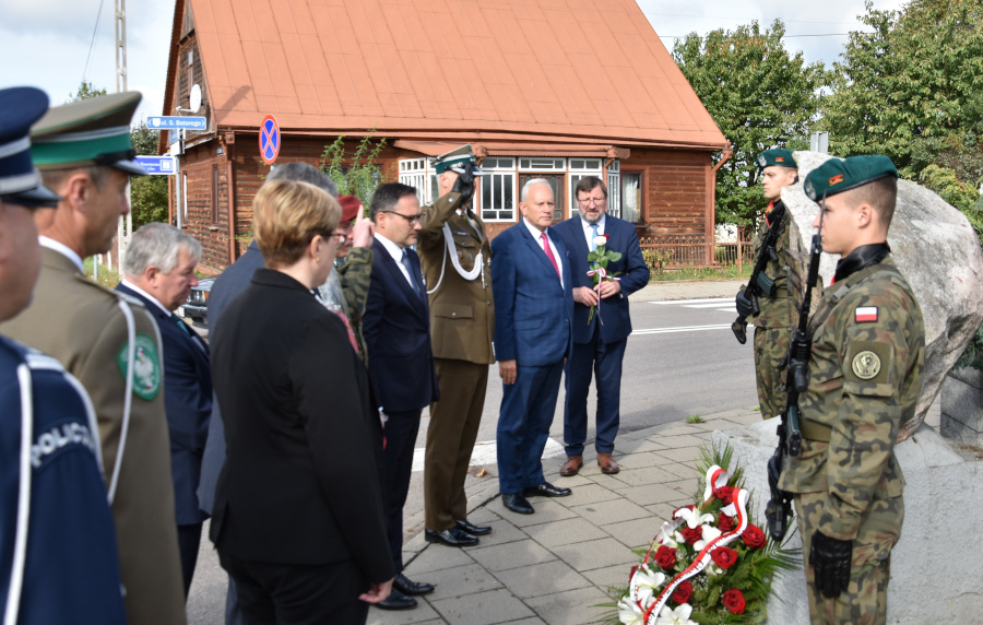 Złożenie kwiatów pod obeliskiem mjr. Henryka Dobrzańskiego „Hubala” w Lipsku podczas uroczystości patriotyczno – religijnej, poświęconej upamiętnieniu trzech ważnych wydarzeń historycznych w Powiecie Augustowskim, w dniu 24 września 2023 r.