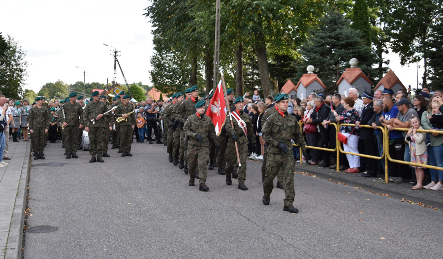 Orkiestra Wojskowa z Giżycka podczas uroczystości patriotyczno – religijnej w Lipsku, poświęconej upamiętnieniu trzech ważnych wydarzeń historycznych w Powiecie Augustowskim, w dniu 24 września 2023 r.