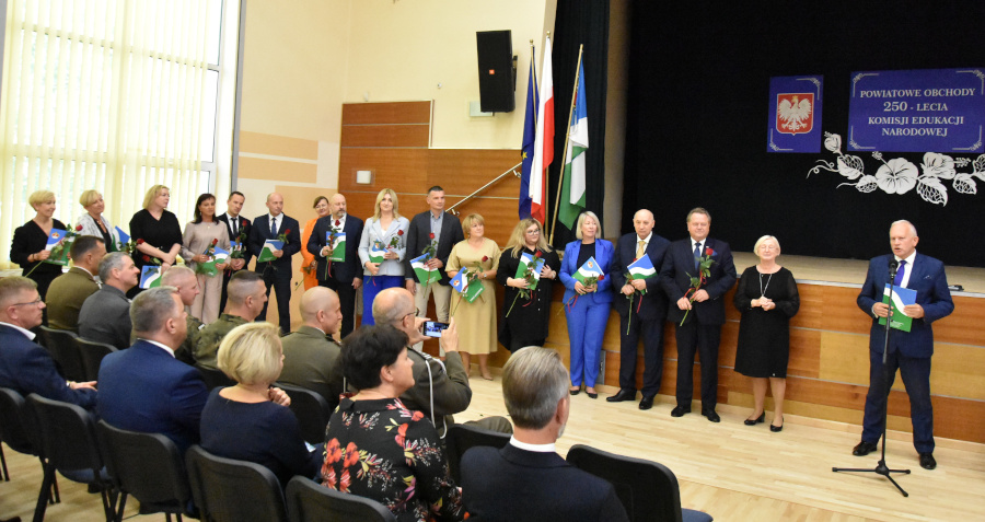 Nauczyciele wyróżnieni za osiągnięcia w pracy dydaktyczno – wychowawczej podczas obchodów Dnia Edukacji Narodowej w Augustowskim Centrum Edukacyjnym