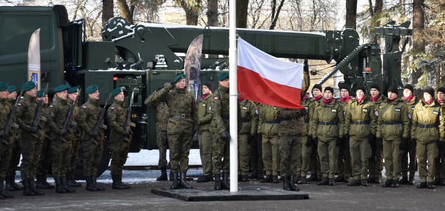 Uroczyste podniesienie flagi państwowej w 1 Batalionie Saperów w Augustowie