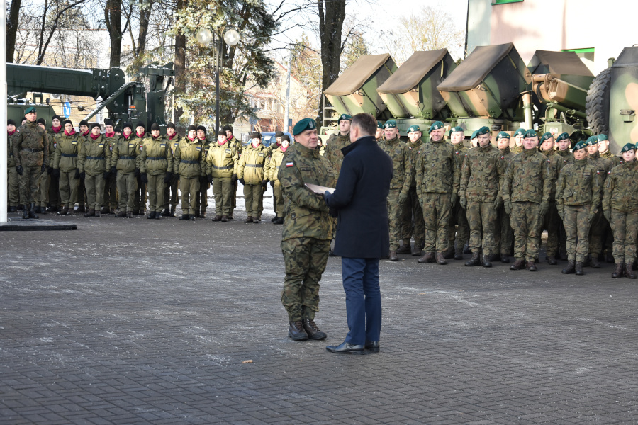 Wręczenie przez Ministra Obrony Narodowej ppłk. Adamowi Goździkowi decyzji o wyznaczeniu na Dowódcę 1 Batalionu Saperów w Augustowie