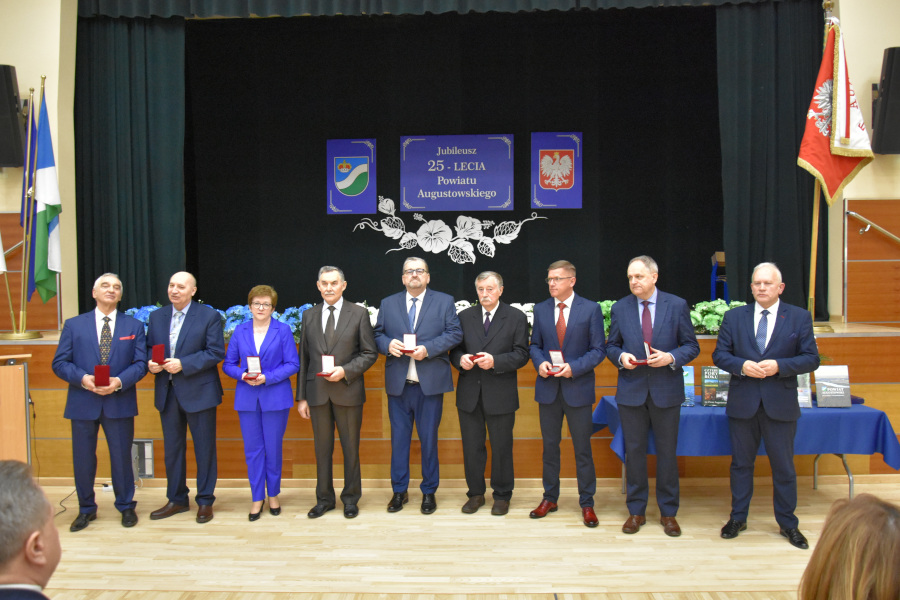 Uroczystości z okazji jubileuszu 25-lecia Powiatu Augustowskiego – część oficjalna w Augustowskim Centrum Edukacyjnym, odznaczeni medalem jubileuszowym