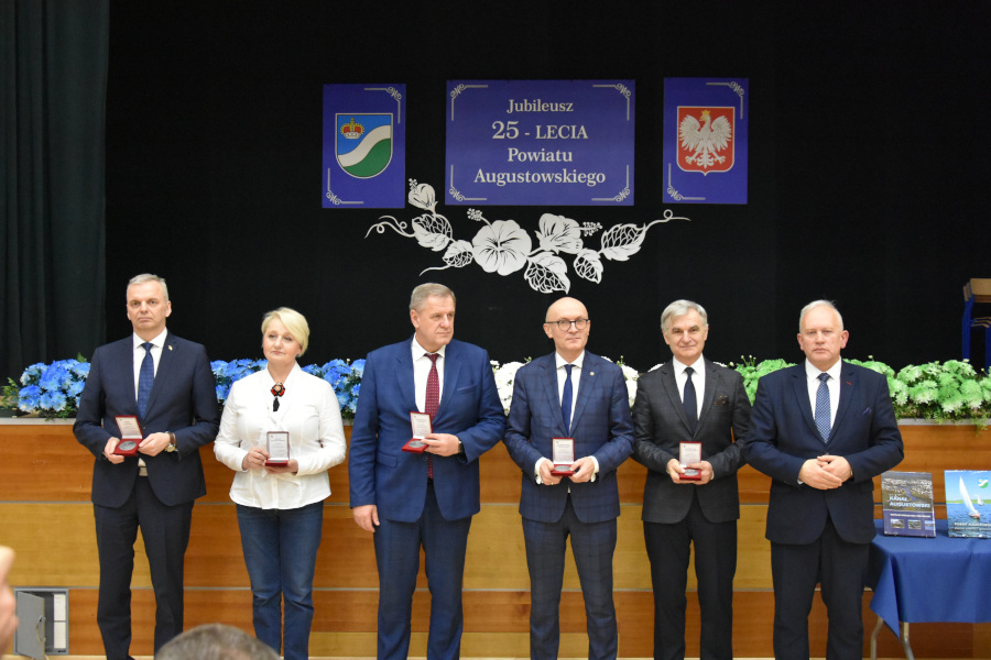 Uroczystości z okazji jubileuszu 25-lecia Powiatu Augustowskiego – część oficjalna w Augustowskim Centrum Edukacyjnym, odznaczeni medalem jubileuszowym