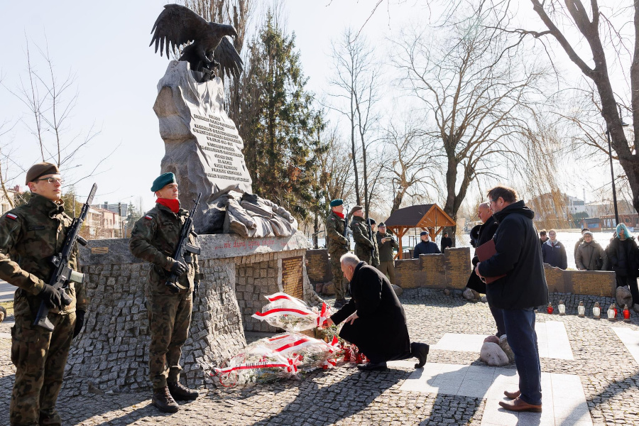 delegacja Powiatu Augustowskiego na czele ze starostą J. Szlaszyńskim składająca wiązankę kwiatów pod pomnikiem przy ul. Portowej w Augustowie.
