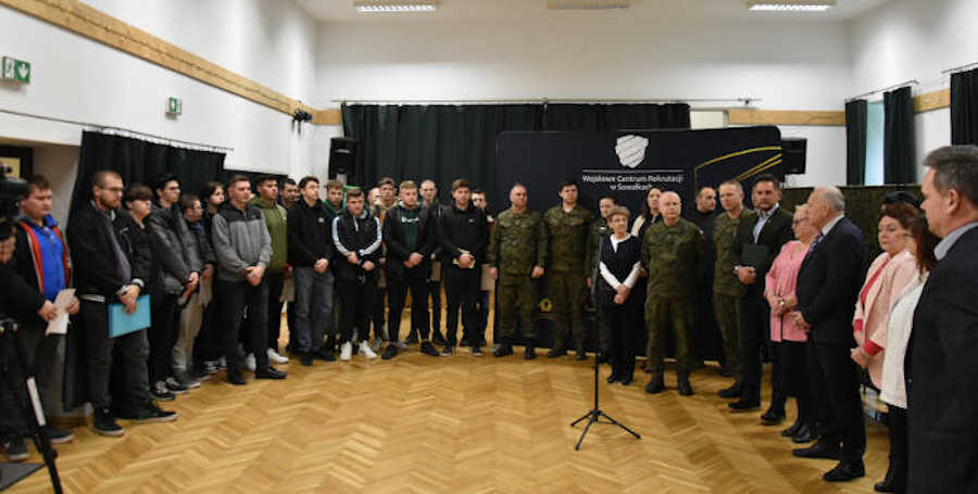 Uczestnicy uroczystego rozpoczęcia kwalifikacji wojskowej w Powiecie Augustowskim w 2024 r.