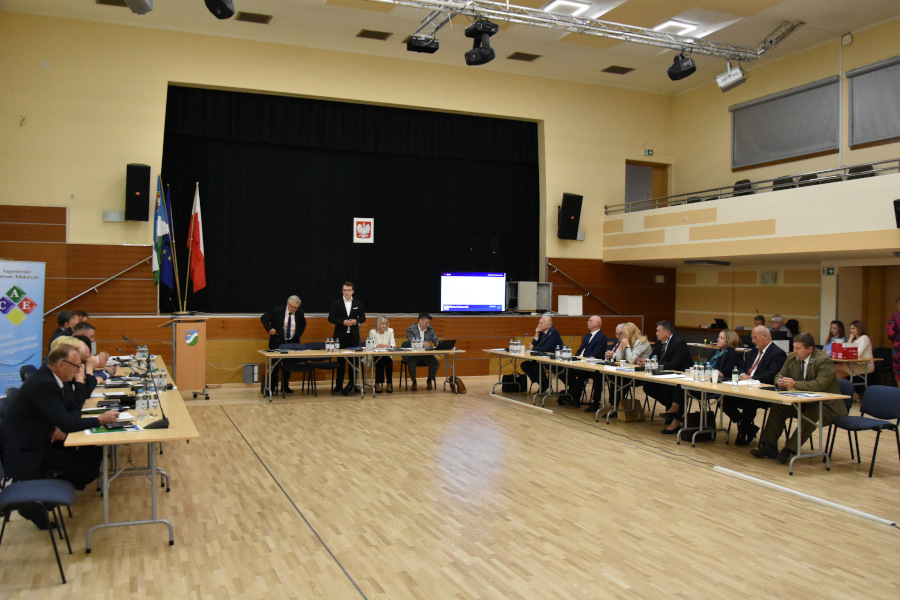 obrady pierwszej sesji Rady Powiatu VII Kadencji w auli Augustowskiego Centrum Edukacyjnego